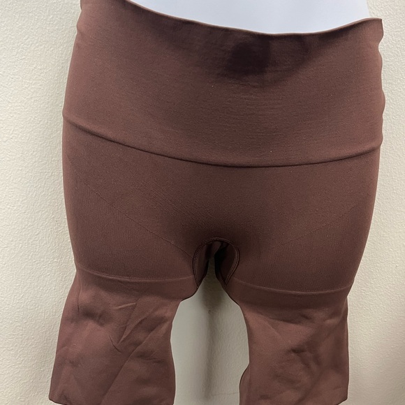 SKIMS - SEAMLESS SCULPT MID THIGH SHORT - Picture 4 of 6